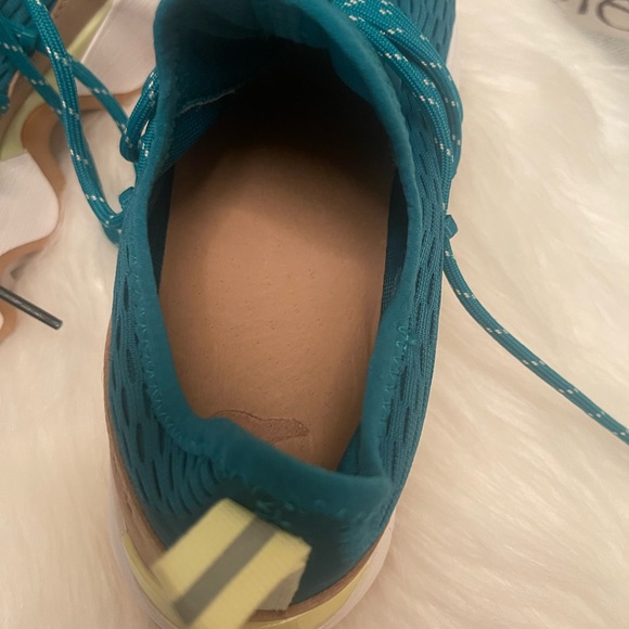 Very comfortable sneakers, worn 1 time - Picture 4 of 5